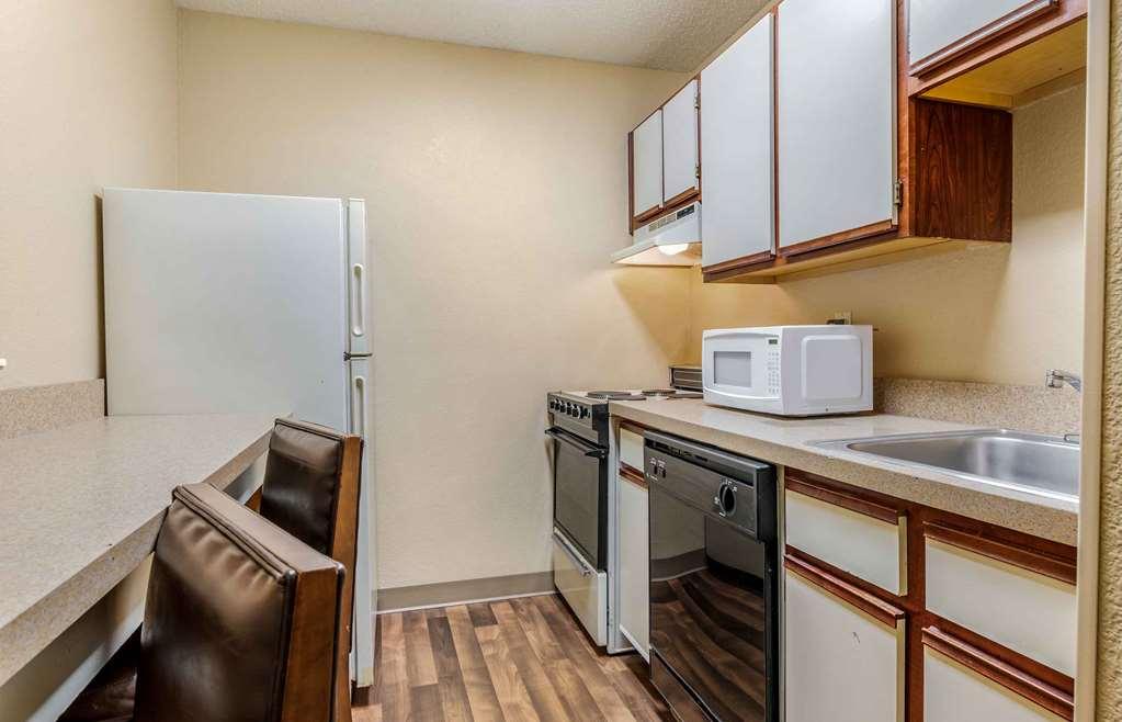 ホテル エクステンデッド ステイ アメリカ エバンズビル イースト 部屋 写真
